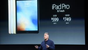 Philip Phil Schiller podczas prezentacji nowego iPada Pro w siedzibie Apple w Cupertino w Kalifornii, USA. 21.03.2016