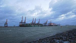CSCL Globe zacumowany w Rotterdamie